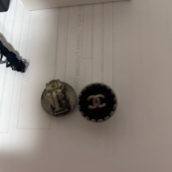 CHANEL Black and Silver Logo Stud Earrings! Vintage circa 1994 - Picture 3 of 3